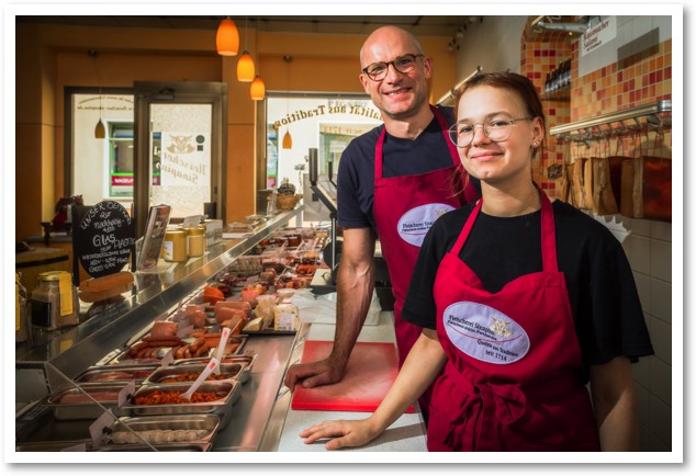Fleischer Sinapius in seinem Geschäft